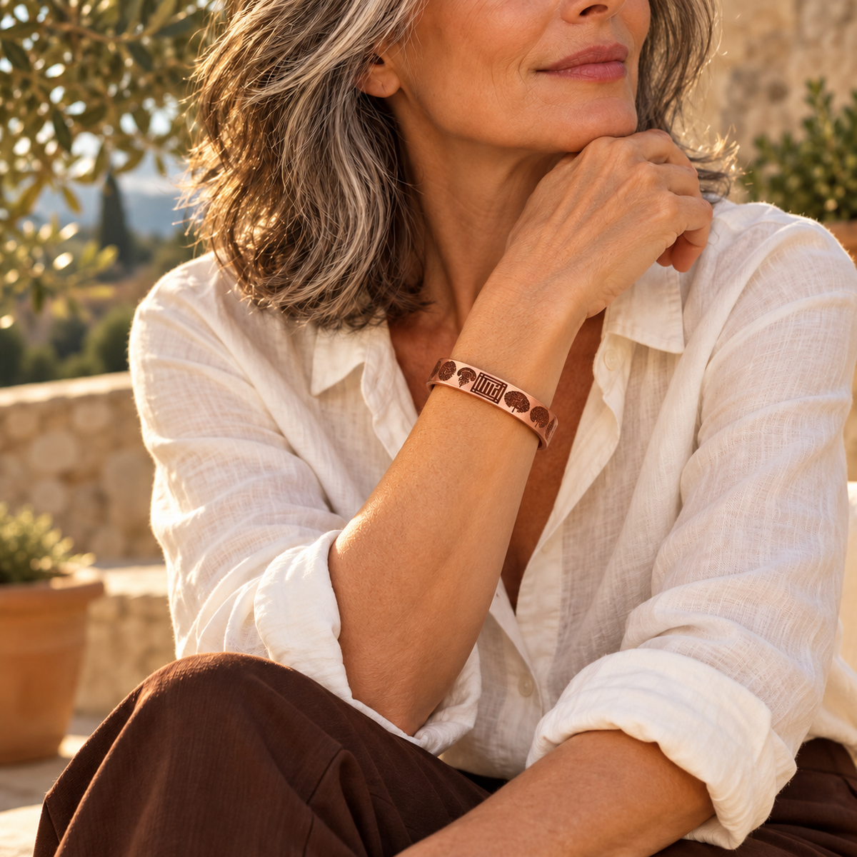 Sylve — Jonc cuivré à motifs d’arbres porté — modèle de 45 à 60 ans